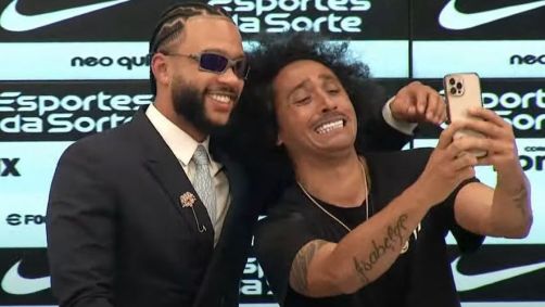 Depay ganha presente durante entrevista de apresentação no Corinthians