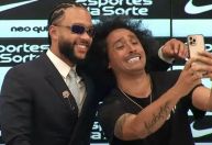 Depay ganha presente inusitado durante entrevista no Corinthians: "Adorei"