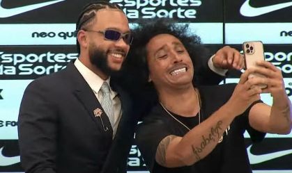 Depay ganha presente inusitado durante entrevista no Corinthians: "Adorei"