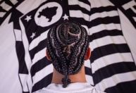 Depay apresenta “cabelo Corinthians” e usa faixa estilo Ronaldinho