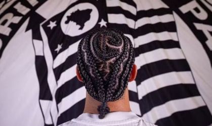 Depay apresenta “cabelo Corinthians” e usa faixa estilo Ronaldinho
