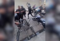 Vídeo: PM joga bicicleta de homem no lixo e tem moto empurrada em confusão no Rio
