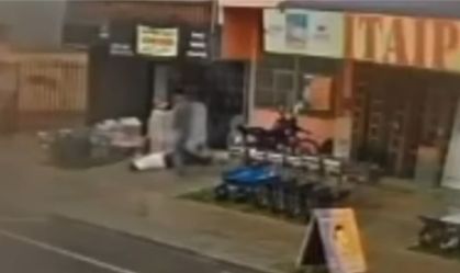 Homem é morto por ex-companheiro da namorada em Curitiba; veja o vídeo