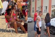 Líder de quadrilha do "Boa noite Cinderela" é presa tomando sol em Copacabana