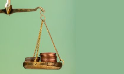 Natureza morta de moedas de dólar em escala