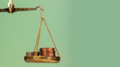 Natureza morta de moedas de dólar em escala