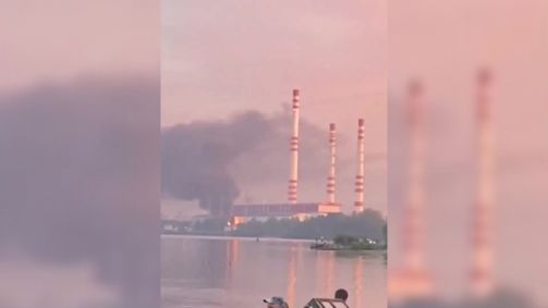 Incêndio na Central Elétrica de Konakovo, uma das maiores produtoras de energia da Rússia central, após um ataque de drones