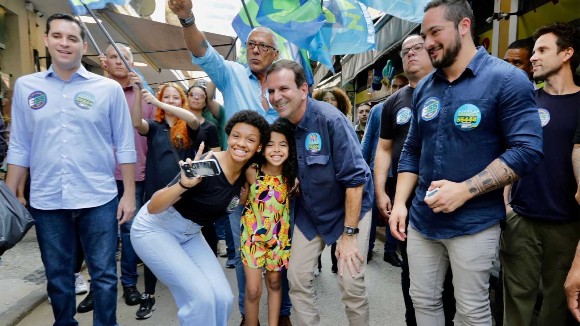Eduardo Paes em campanha no Rio de Janeiro. • Divulgação