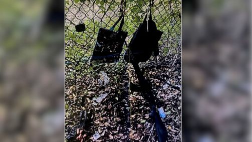 Bolsas pendem de uma cerca sobre um rifle encostado nela após o Serviço Secreto frustrar o que o FBI chamou de uma aparente tentativa de assassinato contra o ex-presidente Donald Trump enquanto ele estava jogando golfe em seu campo em West Palm Beach, Flórida, no dia 15 de setembro.