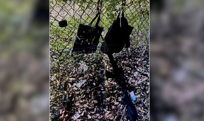 Bolsas pendem de uma cerca sobre um rifle encostado nela após o Serviço Secreto frustrar o que o FBI chamou de uma aparente tentativa de assassinato contra o ex-presidente Donald Trump enquanto ele estava jogando golfe em seu campo em West Palm Beach, Flórida, no dia 15 de setembro.