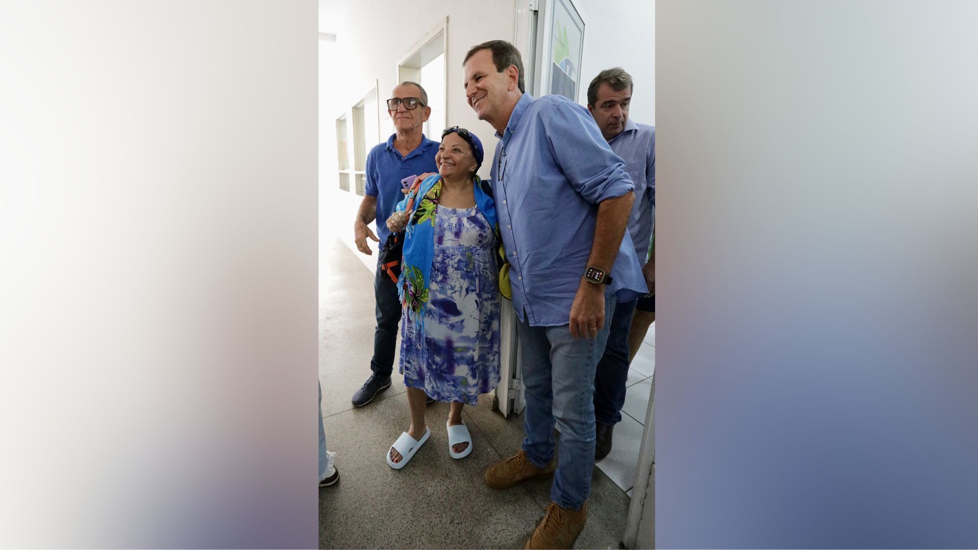 Paes abraça apoiadora em agenda no Rio; ele visitou Clube do Servidor, no centro • Divulgação