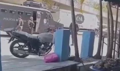 RJ: policiais e assaltantes trocam tiros após roubo de carga na Avenida Brasil