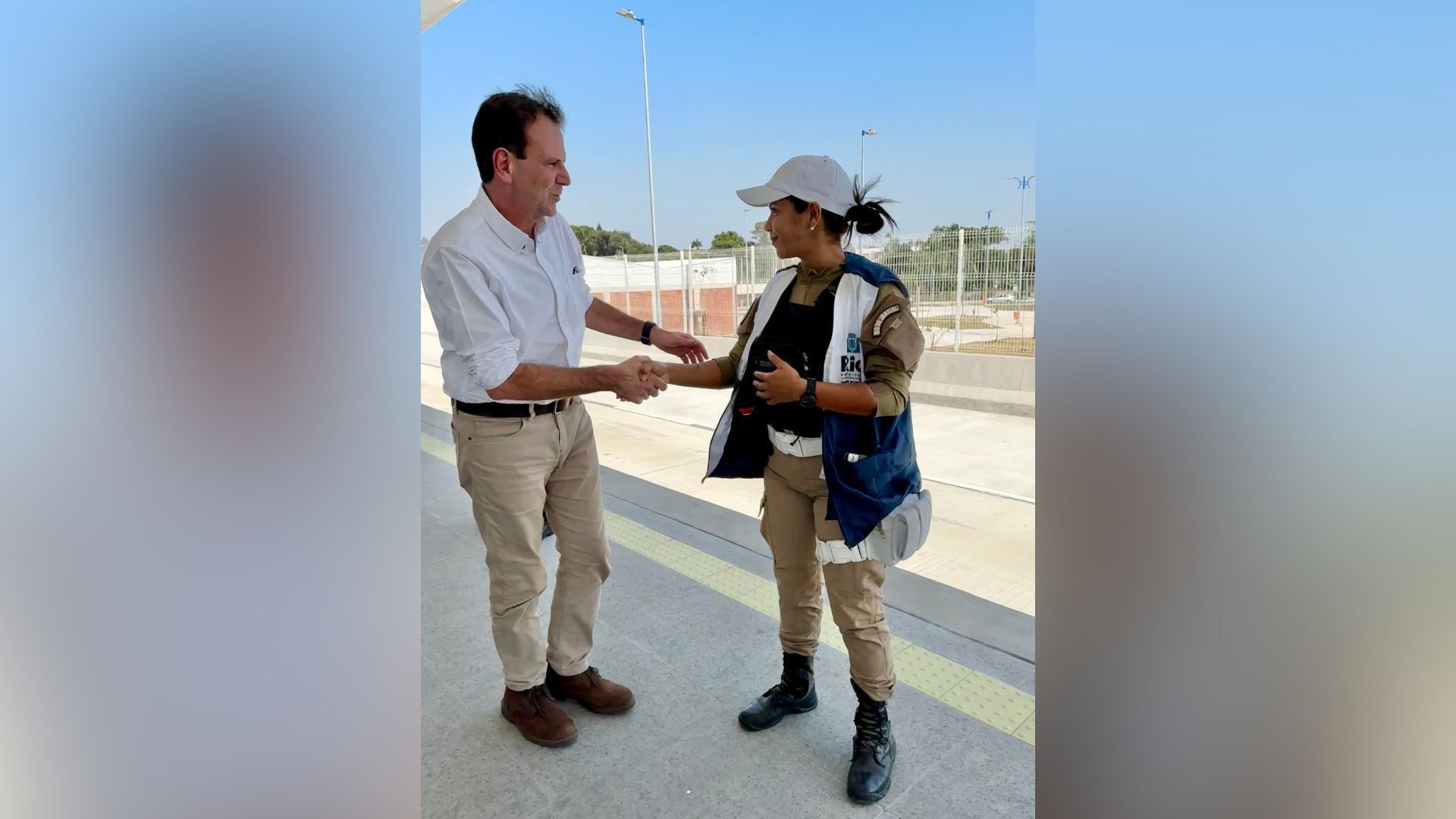 Eduardo Paes (PSD) em visita ao Terminal Pingo D’Água do BRT, em Guaratiba. • Divulgação