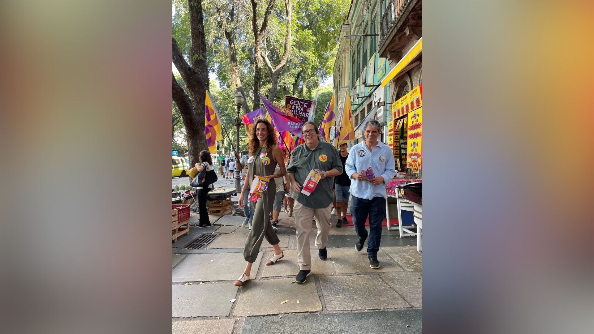 Tarcísio Motta (PSOL) em caminhada pelo bairro Catete, zona sul do Rio • Divulgação