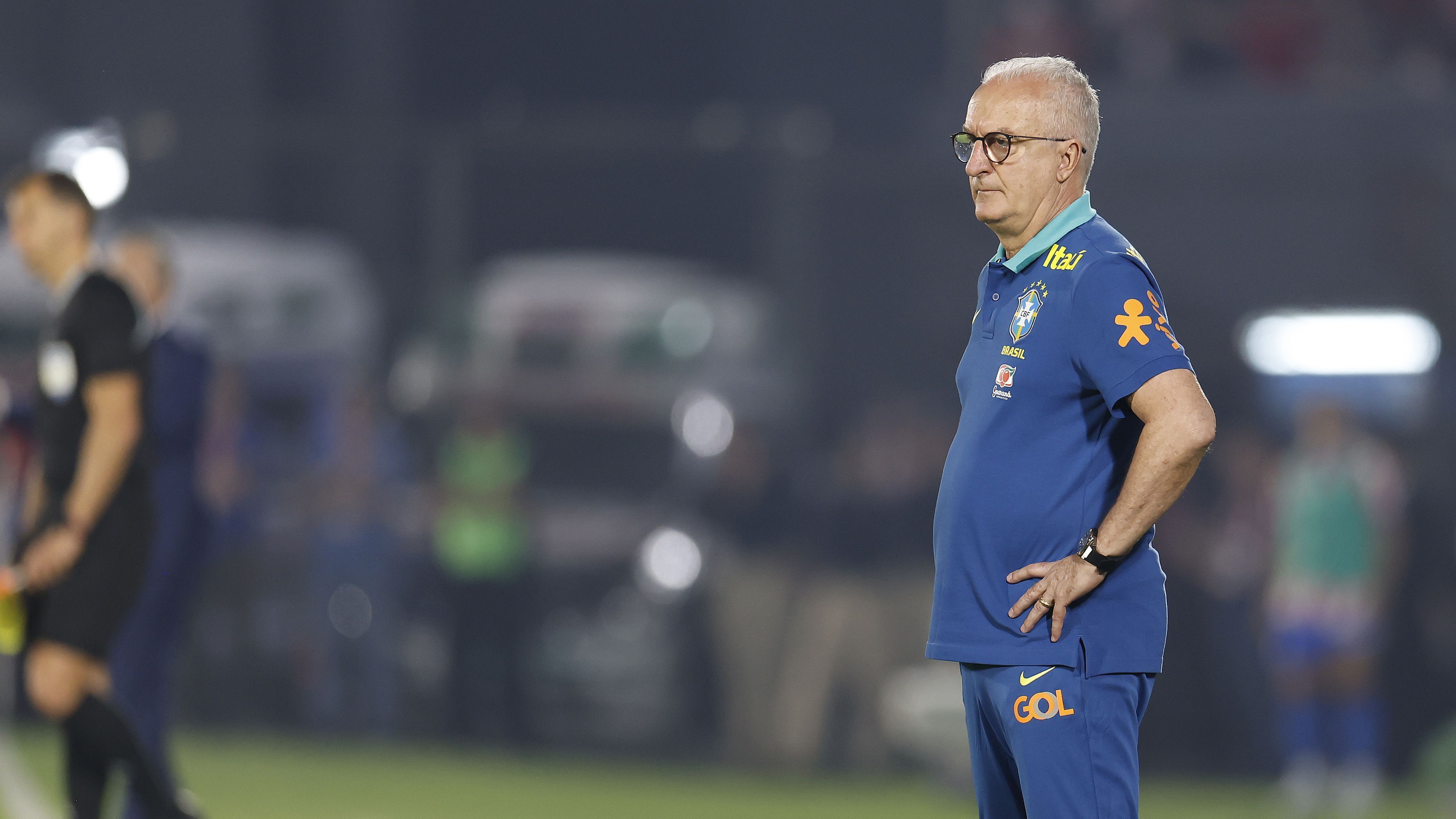 Dorival Júnior durante derrota do Brasil para o Paraguai