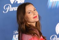 Drew Barrymore reflete sobre juventude, posar nua na Playboy e abandono parental