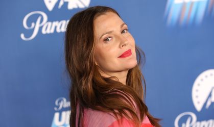 Drew Barrymore reflete sobre juventude, posar nua na Playboy e abandono parental