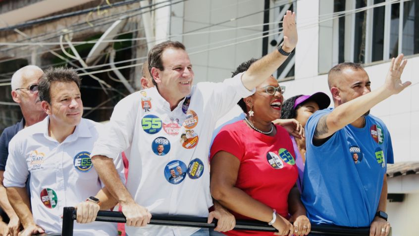 Eduardo Paes (PSD) durante passeata neste domingo (22/09) • Divulgação