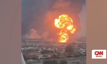 Explosão após ataque israelense em porto controlado pelos Houthis no Iêmen