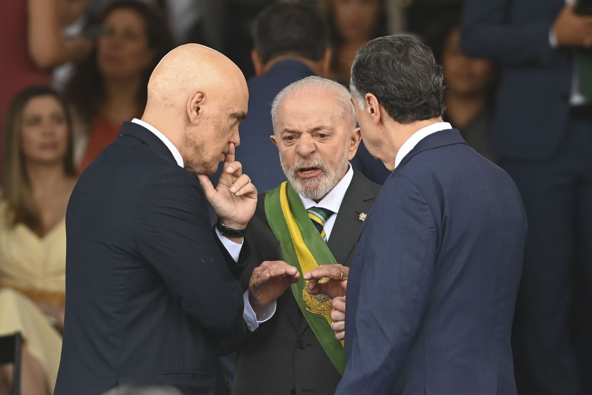 Lula, Alcolumbre e Fachin mostram descontração durante desfile do 7/9