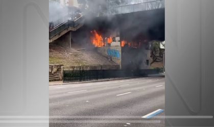 Incêndio atinge viaduto no centro de SP e interdita trânsito