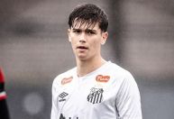 Com multa de R$ 435 milhões, Santos assina contrato profissional de joia da base