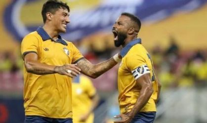Campeão da Libertadores com o Grêmio, atacante leva time pernambucano à Série C