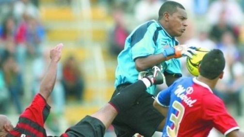 Flavio Pantera atuando com a camisa do Athletico-PR