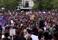 Centenas de pessoas vão às ruas na França em apoio a Gisele Pelicot e vítimas de estupro
