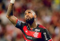Em jogo marcado por protestos, Flamengo vence Athletico-PR com gol no final