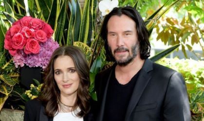 Winona Ryder e Keanu Reeves se chamam de marido e mulher em mensagens de texto