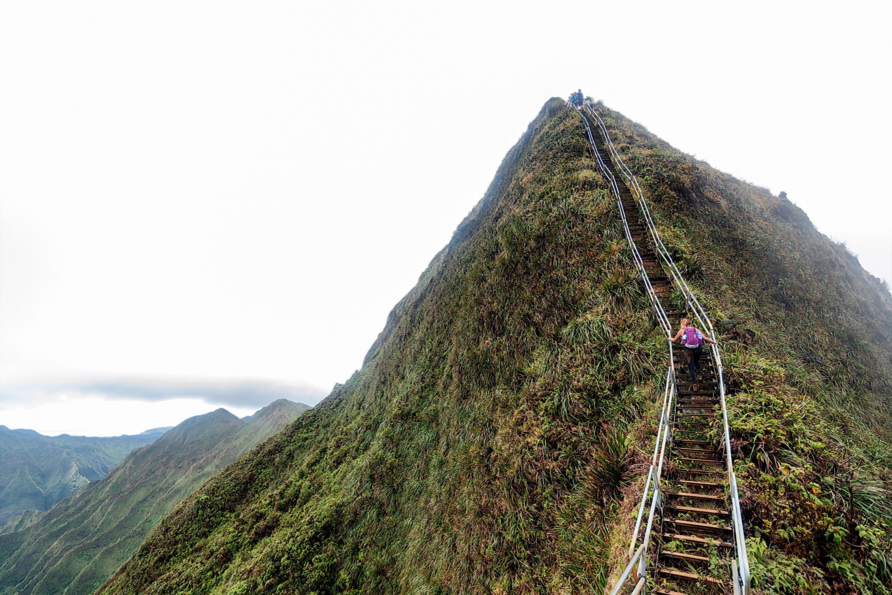 Escadas Haiku, também conhecidas como Escadaria para o Céu, em Oahu, no Havaí