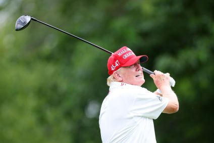 Donald Trump jogando golfe