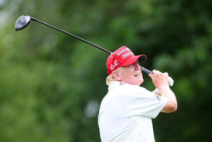 O ex-presidente Donald Trump dá tacada durante o pro-am antes do LIV Golf Invitational - Bedminster no Trump National Golf Club em 10 de agosto de 2023 em Bedminster, Nova Jersey. • Mike Stobe/Getty Images