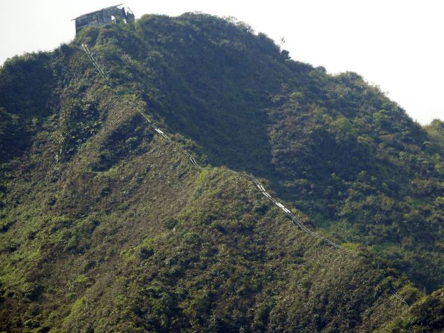Visão das escadas Haiku, a "Escadaria para o Céu", em Oahu, no Havaí • Getty Images