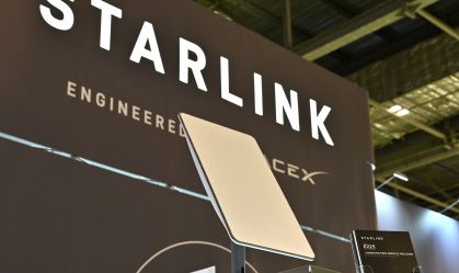 Produto da Starlink projetado pela Spacex é exibido durante o Everything Electric London 2024 no ExCel em 28 de março de 2024, em Londres, na Inglaterra