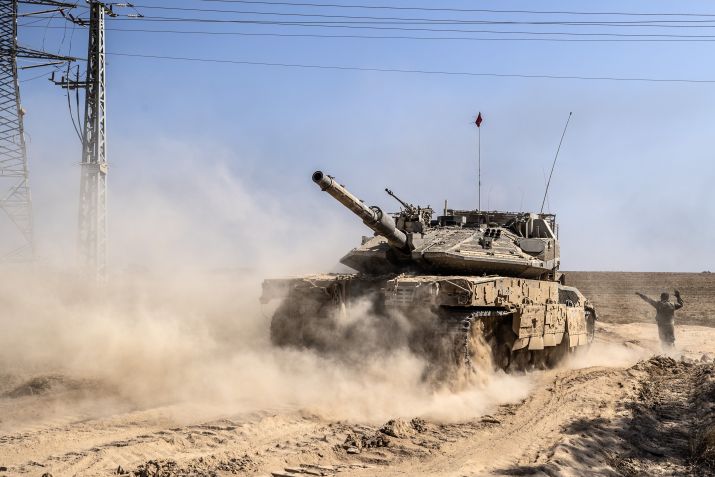Tanque de guerra do exército israelense próximo à linha de fronteira entre Israel e a Faixa de Gaza em 09 de julho de 2024 • Mostafa Alkharouf/Anadolu via Getty Images