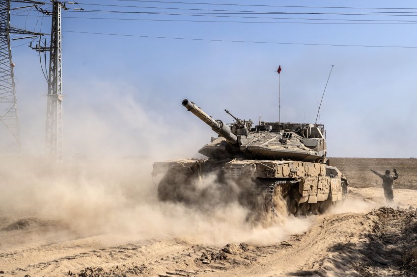 Tanque de guerra do exército israelense próximo à linha de fronteira entre Israel e a Faixa de Gaza em 09 de julho de 2024 • Mostafa Alkharouf/Anadolu via Getty Images