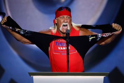 O artista e lutador profissional Hulk Hogan rasga sua camisa enquanto fala no palco no quarto dia da Convenção Nacional Republicana no Fiserv Forum em 18 de julho de 2024 em Milwaukee, Wisconsin.