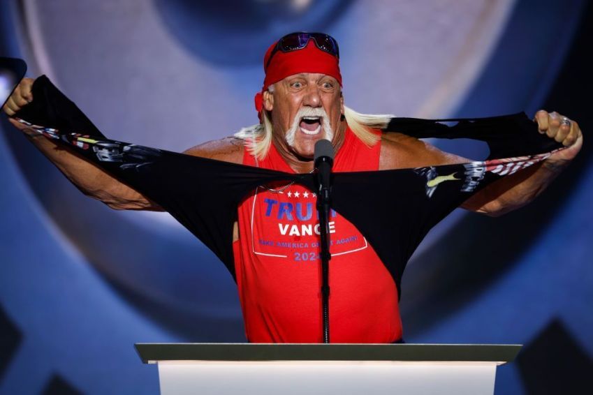 O artista e lutador profissional Hulk Hogan rasga sua camisa enquanto fala no palco no quarto dia da Convenção Nacional Republicana no Fiserv Forum em 18 de julho de 2024 em Milwaukee, Wisconsin. • Chip Somodevilla/Getty Images