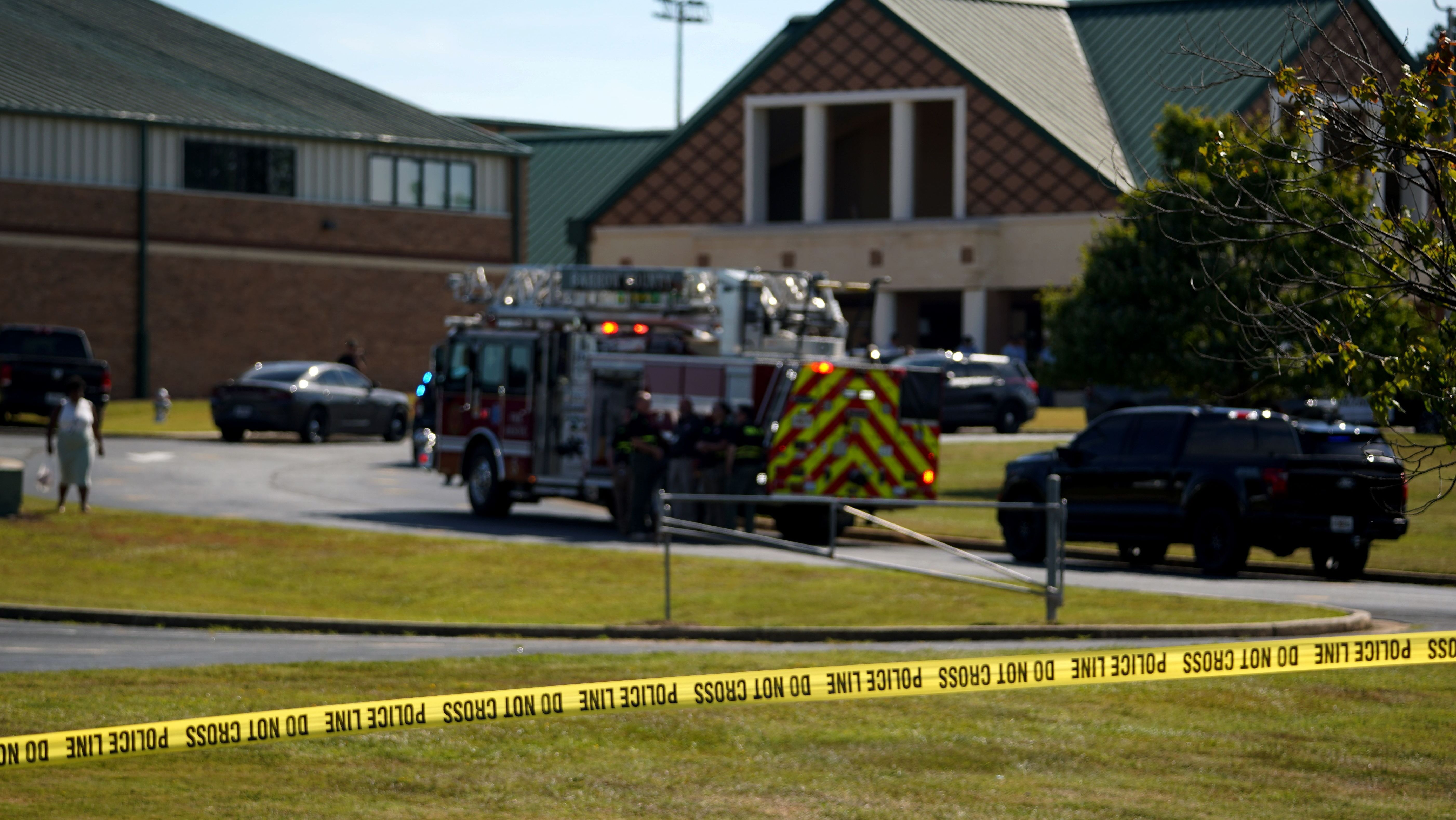 Agentes em frente à Apalachee High School, nos EUA, após um tiroteio na escola ocorrido em 4 de setembro de 2024 em Winder, na Geórgia