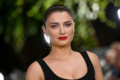 Eve Hewson, de 33 anos, estrela ao lado de Nicole Kidman a série "Casal Perfeito"