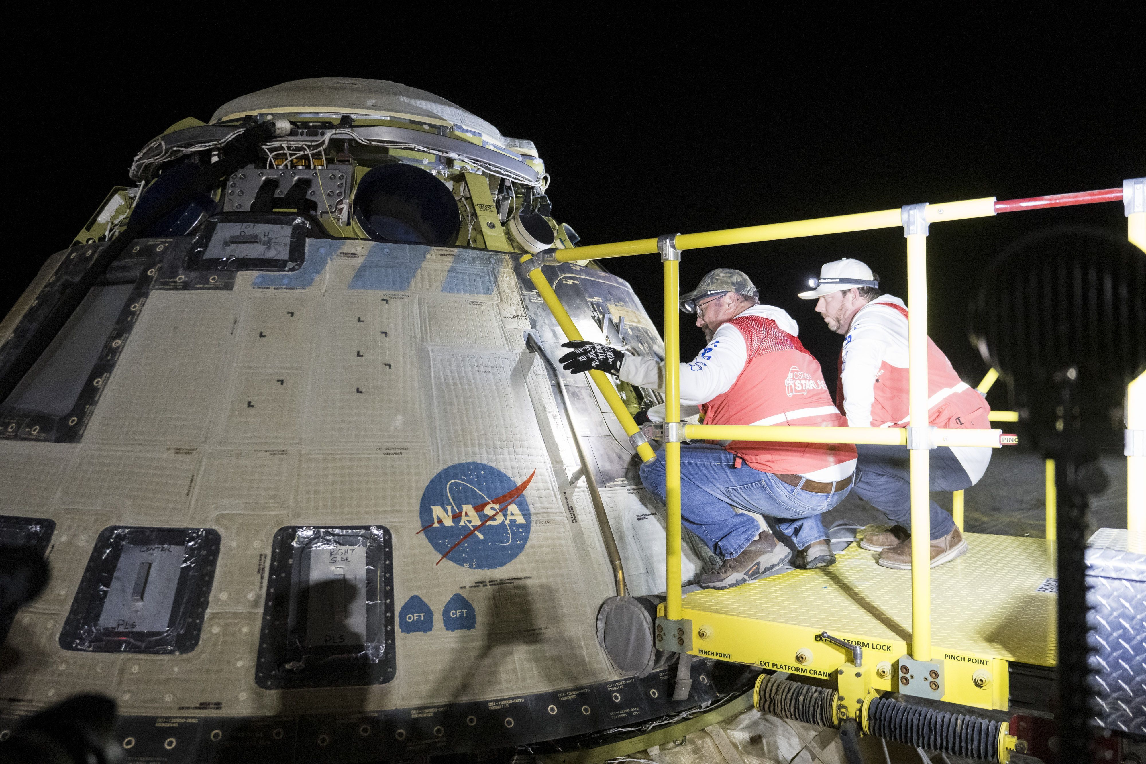 Equipes da Boeing e da NASA trabalhando em torno da nave espacial Boeing Crew Flight Test Starliner após pouso sem tripulação em 6 de setembro de 2024 no Novo México, EUA • Aubrey Gemignani/NASA via Getty Images