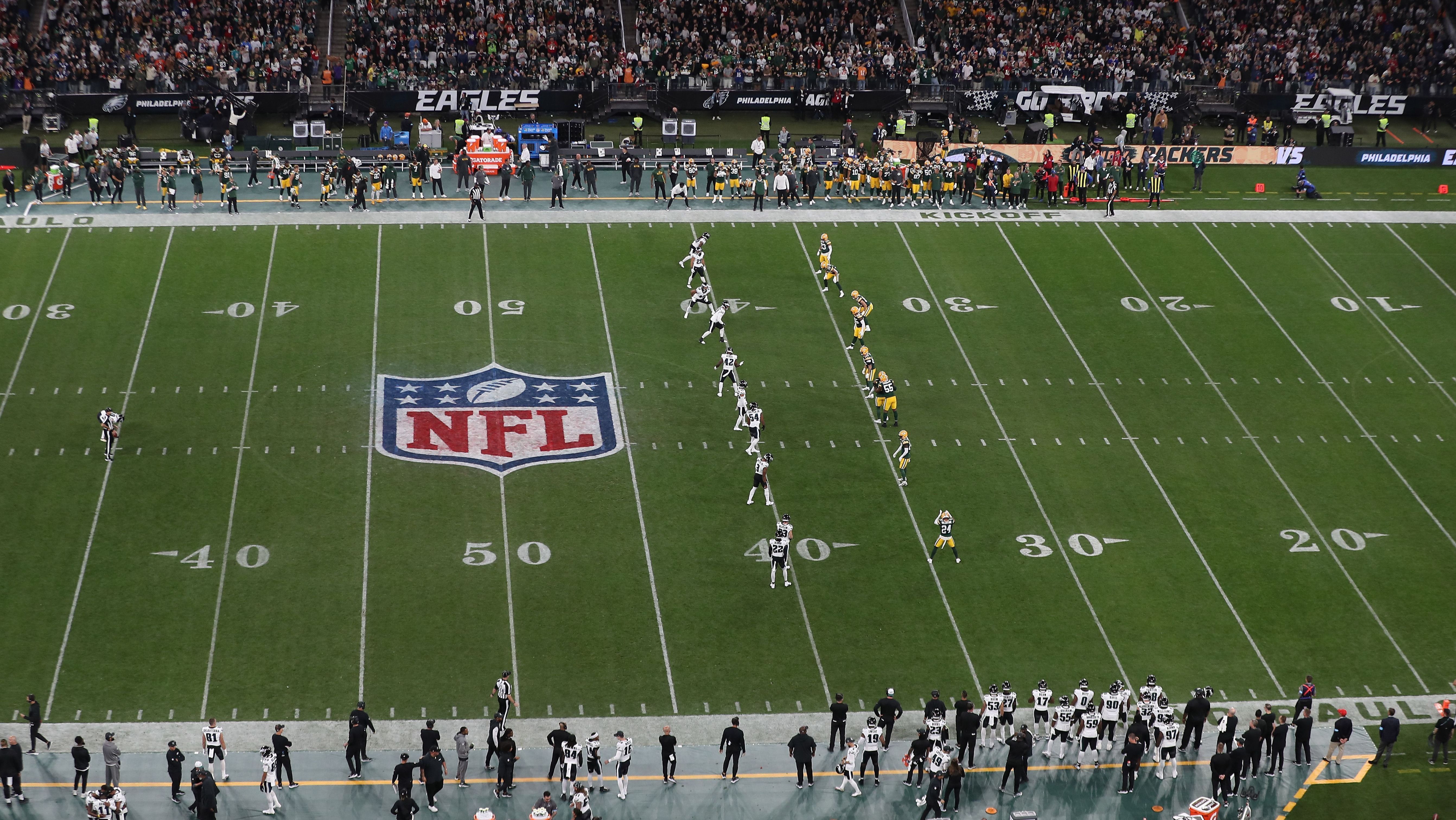 Início do jogo entre Philadelphia Eagles e Green Bay Packers no estádio do Corinthians