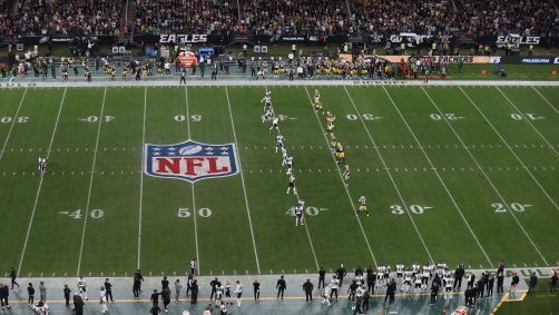 Início do jogo entre Philadelphia Eagles e Green Bay Packers no estádio do Corinthians