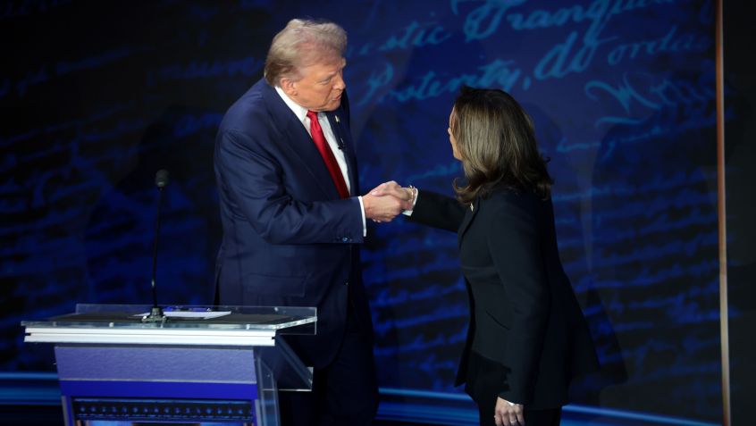 Donald Trump e Kamala Harris se cumprimentam no Debate da ABC • (Photo by Win McNamee/Getty Images)