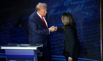 Kamala e Trump apertam as mãos na 1ª vez em que se encontram pessoalmente