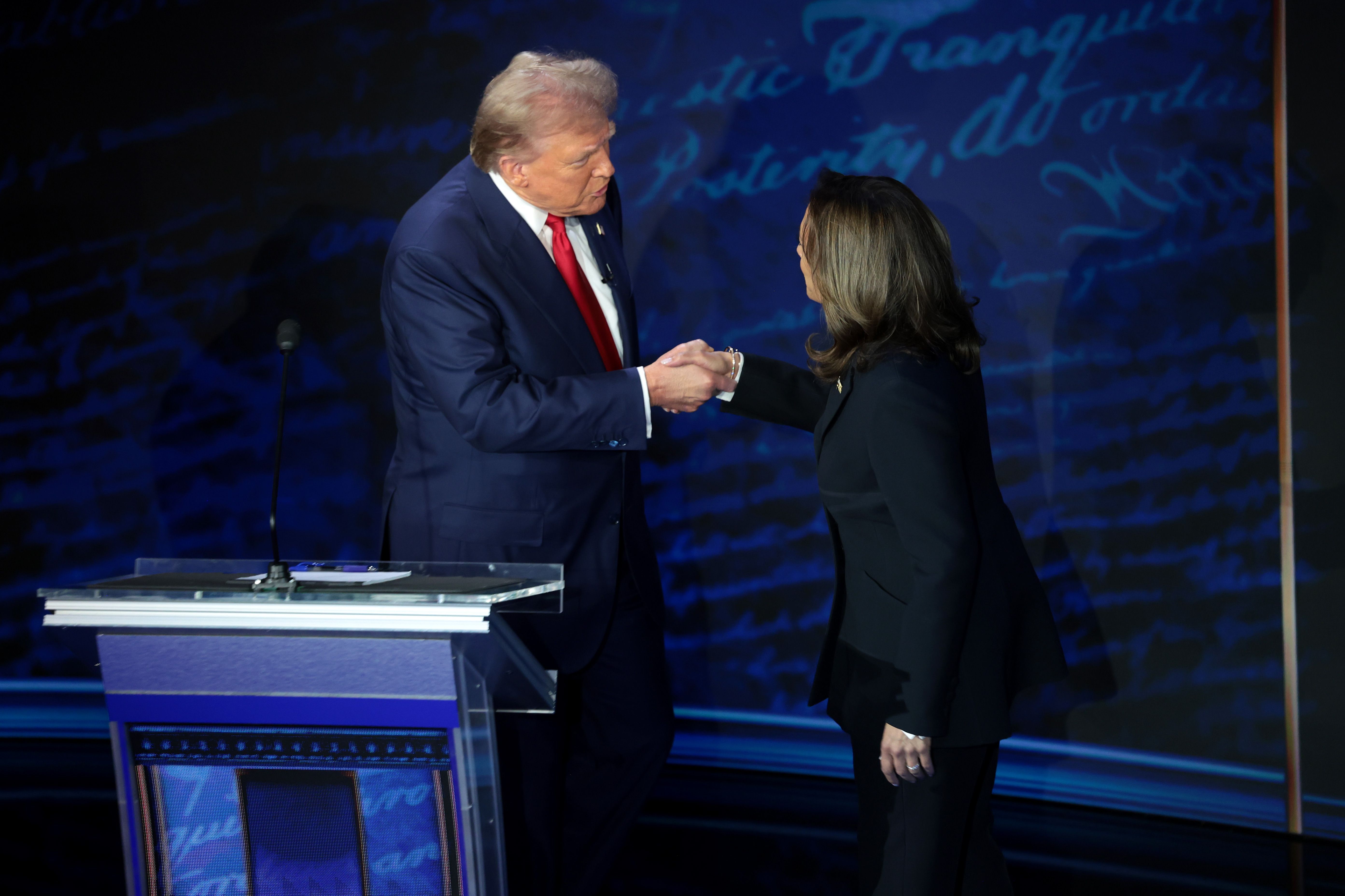 Donald Trump e Kamala Harris se cumprimentam no Debate da ABC • (Photo by Win McNamee/Getty Images)