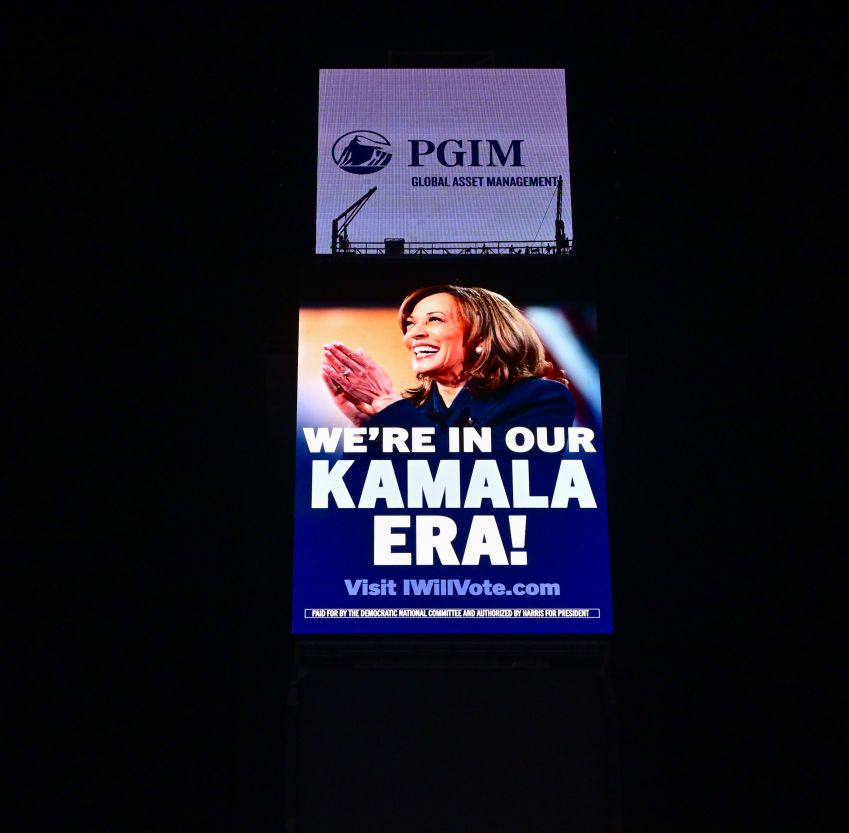 O Comitê Nacional Democrata exibe um outdoor celebrando a "Era Kamala" na Times Square após o debate e o apoio de Taylor Swift em 13 de setembro de 2024 na cidade de Nova York. • Eugene Gologursky/Getty Images for DNC