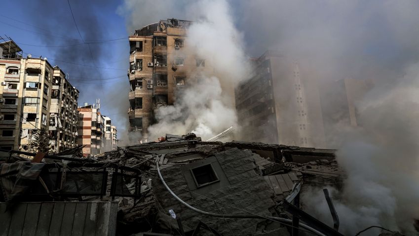Fumaça sobe da destruição de prédios alvos de ataques aéreos israelenses em uma rua no subúrbio sul de Beirute, no Líbano • Stringer/picture alliance via Getty Images